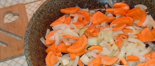 1. Этап. Овощной гарнир с брокколи и кукурузой: В хорошо разогретую глубокую сковороду налить растительное масло. Лук нарезать четвертинками, обжарить 3-5 минут. За это время крупными кусочками режем морковь и отправляем к луку. Обжариваем 5-7 минут изредко помешивая. Если начинает подгорать, можно подлить немного воды.