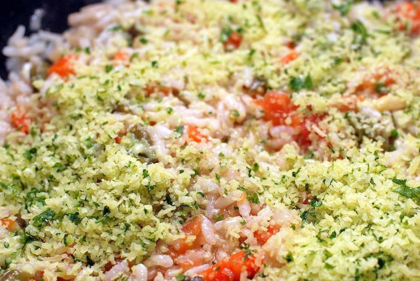 1. Этап. Ризотто с фасолью: Готовое ризотто присыпаем измельченной зеленью и тертым сыром. Перемешиваем.