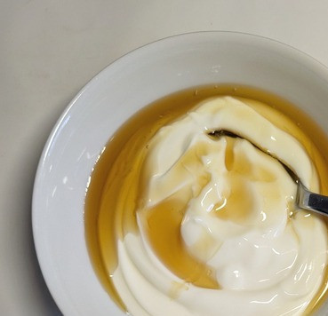 1. Этап. Десерт А-ля тирамису: В йогурт добавить 2 ст. л. сиропа, перемешать ложкой. Сладкоежкам советую увеличить количество сиропа, нам хватило.