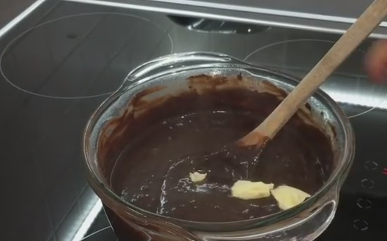 1. Этап. Домашние глазированные сырки: 7. Когда помадка загустела и комочки растворились, добавьте кусочек сливочного масла и поставьте, чтобы она полностью остыла.