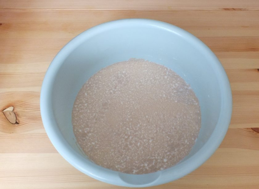 1. Этап. Кабартма: В теплом молоке растворите сахар, соль, дрожжи.