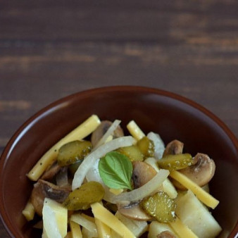 Салат с грибами и картофелем