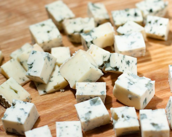 1. Этап. Канапе с виноградом: 1. Сыр режем маленькими крадратиками. Чтобы лучше резался - подержите его перед этим в холодильнике.