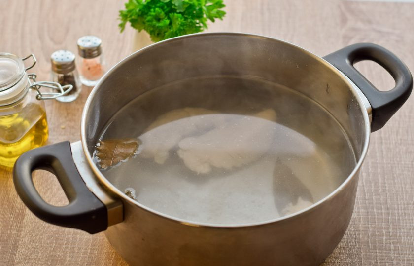 1. Этап. Рассольник с копченой колбасой и перловкой: В кастрюлю влейте два литра воды, доведите до кипения и опустите куриное филе. Варите бульон на слабом огне 30 минут, после добавьте лавровый лист, соль и перец по вкусу. Пенку, которая будет образовываться, снимайте.