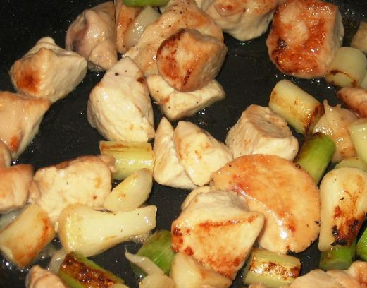 1. Этап. Жареная курица с черносливом: Курицу обжариваем на растительном масле, добавляем лук, готовим 1-2 минуты. Солим и перчим по вкусу. Заливаем бульоном и тушим на медленном огне 10 минут под крышкой.