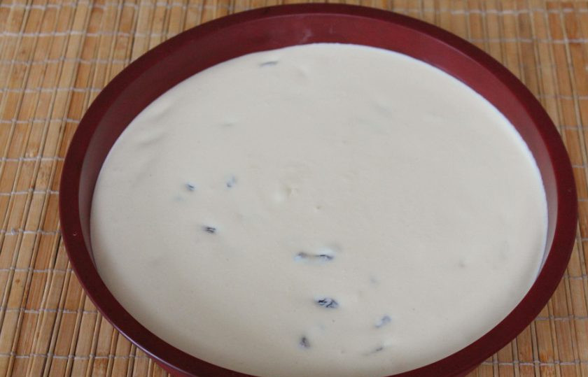 1. Этап. Запеканка с изюмом: Пересыпаем творожную массу в силиконовую форму и отправляем в духовку. Выпекаем при температуре 180 градусов примерно 25-30 минут. Затем духовку выключаем и оставляем в ней запеканку еще на 10-15 минут.