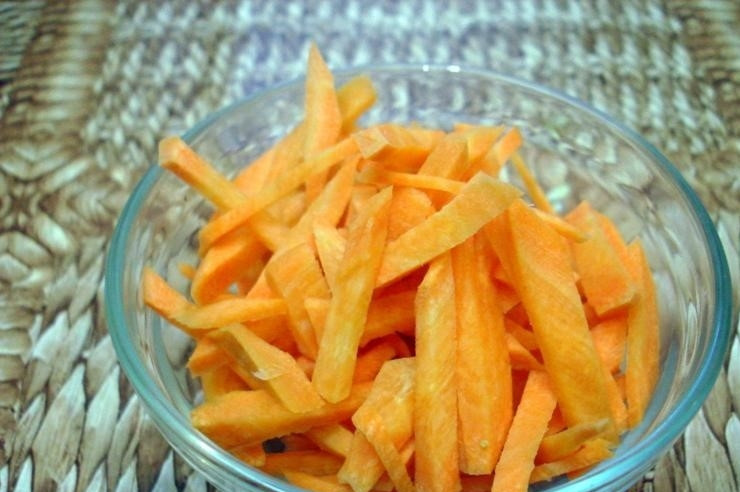 1. Этап. Рассольник с почками и перловкой: Лук и морковь очистите, помойте и нашинкуйте.