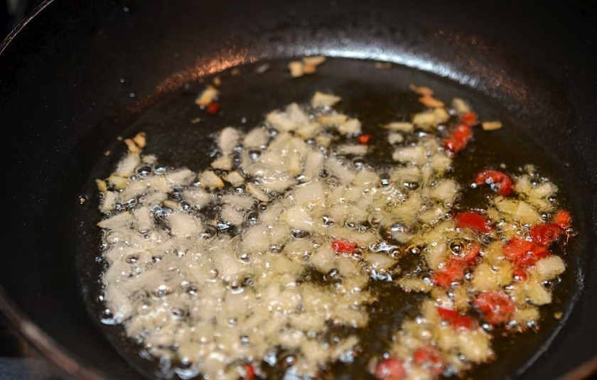 1. Этап. Гай Пад Мед Ма-муанг: Чеснок и чили мелко порежтье и обжарьте.