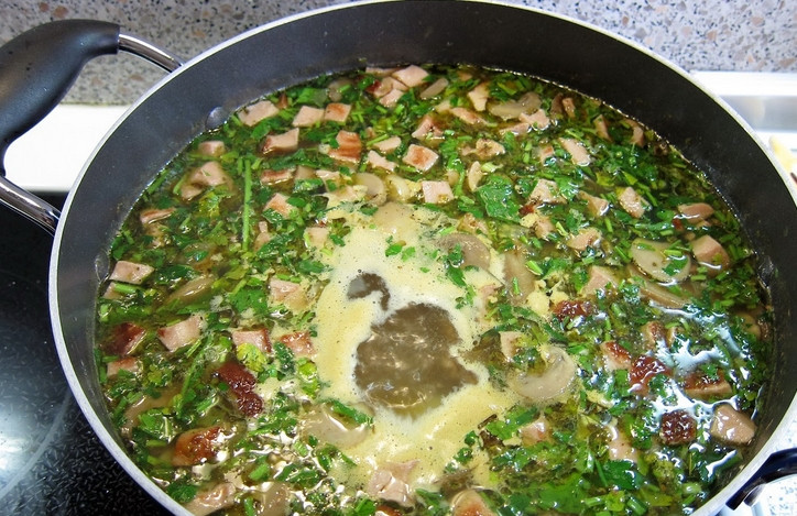 1. Этап. Солянка с маслинами и лимоном: Добавляем к почти готовому картофелю зелень, грибы и огурцы. Варим 10 минут.