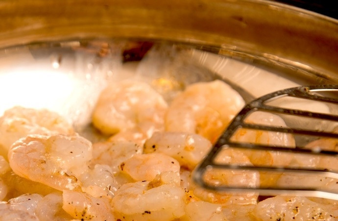 1. Этап. Закуска из креветок с овощами: 2. Разогрейте сковороду с небольшим количеством растительного масла, выложите креветки и обжарьте до золотистой корочки.