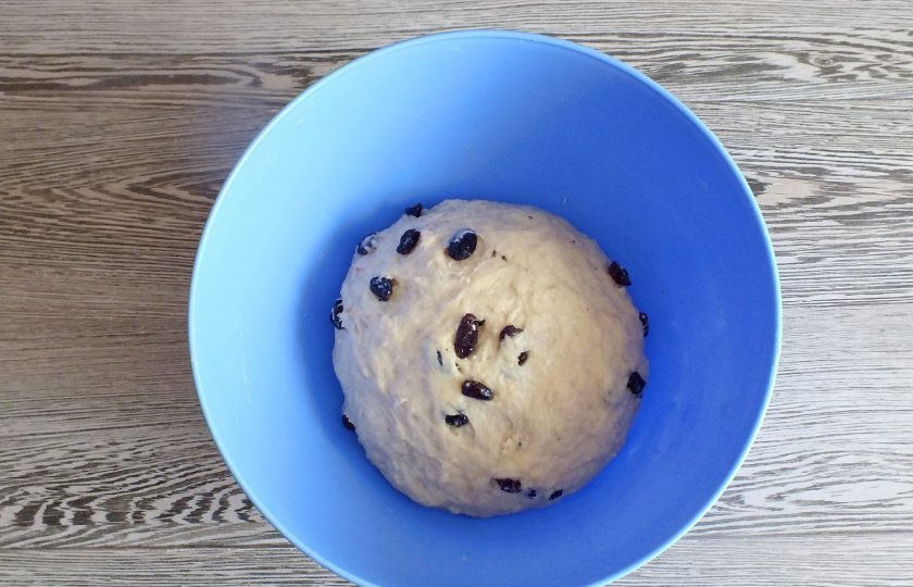 1. Этап. Булочки повышенной калорийности по ГОСТу: Начните замес теста ложкой, как только оно начнет собираться в комочки, месите руками. По началу оно будет очень липким, но постепенно соберется в шар. Поднимите его над чашей и бросьте, повторите несколько раз. При этих действиях тесто быстрее становится эластичным. Затяните чашу пищевой плёнкой, уберите в теплое без сквозняков место на 2 часа.