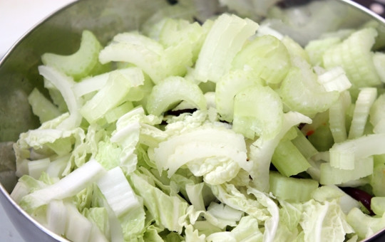 1. Этап. Салат из фасоли с курицей: 3. Пекинскую капусту мою и нарезаю, стебель сельдерея мою и нарезаю, добавляю в салатник.