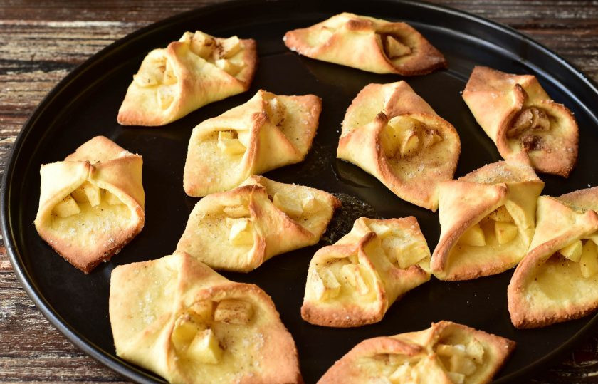 1. Этап. Печенье Творожные платочки: Отправьте печенье в разогретую до 190 градусов духовку на 15 минут.