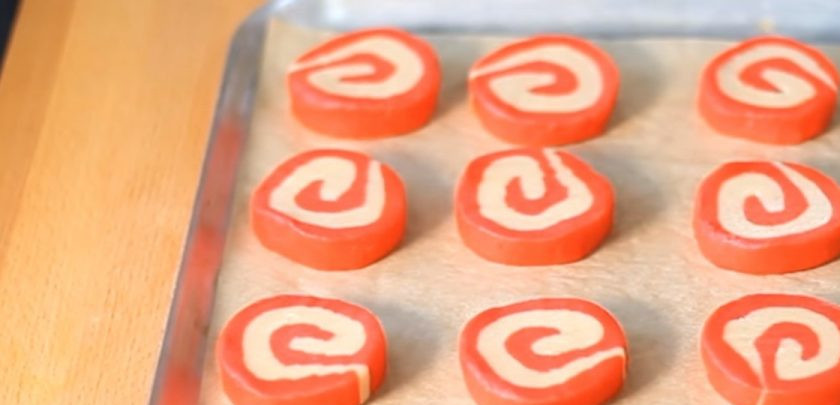 1. Этап. Праздничное печенье: 4. Заверните рулеты в пищевую пленку и оставьте в холодильнике на 30 минут. С первого рулета нарежьте печенье, выложите его на противень, покрытый пергаментом.