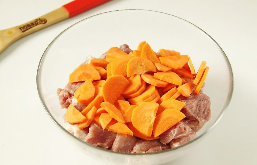 1. Этап. Свинина в горчице в рукаве: Добавьте нарезанную крупно морковь.