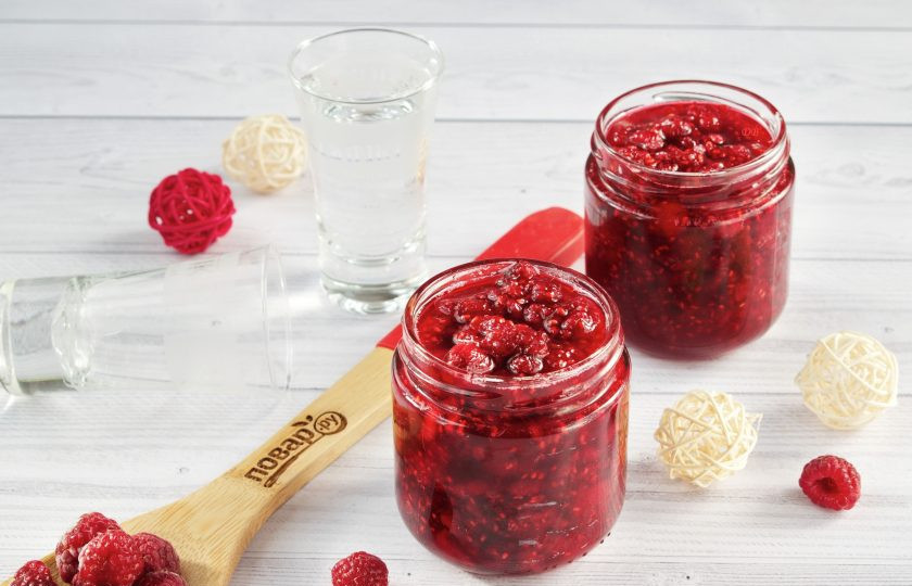 1. Этап. Малиновое варенье пьяное: Когда сахар растворится полностью, влейте водку, перемешайте. Разлейте сырое варенье по стерилизованным банкам, наполняя их до верха. Закатайте крышками и сразу поставьте на хранение в холодильник.