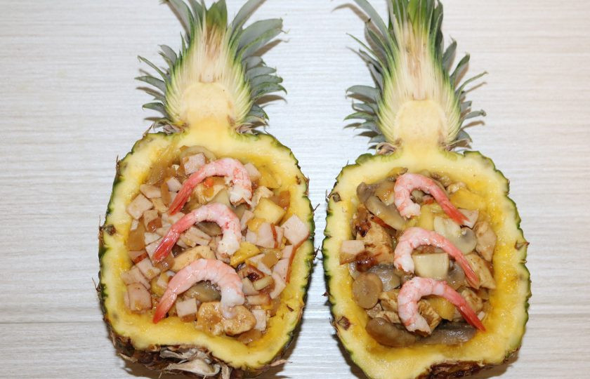 1. Этап. Фаршированные ананасы: Сверху положите очищенные креветки.