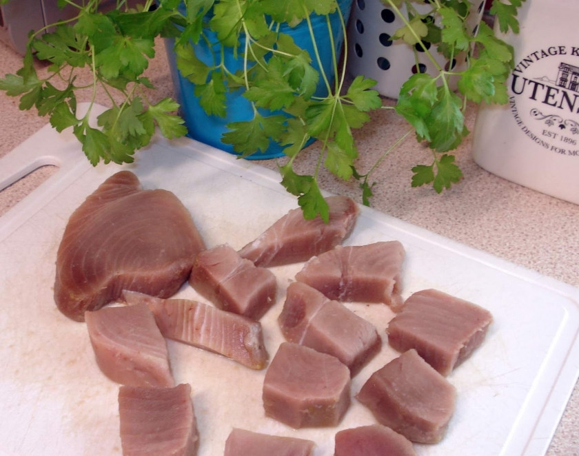 1. Этап. Мармитако: Тем временем режем тунец на средние кусочки.