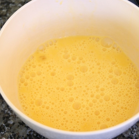 1. Этап. Рис с жареными креветками по-китайски: Хорошенько перемешиваем и отставляем в сторону.