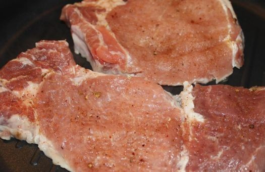 1. Этап. Стейк в домашних условиях: На сковородке-гриль без всякого масла обжариваем стейки (7-8 минут на одной стороне).