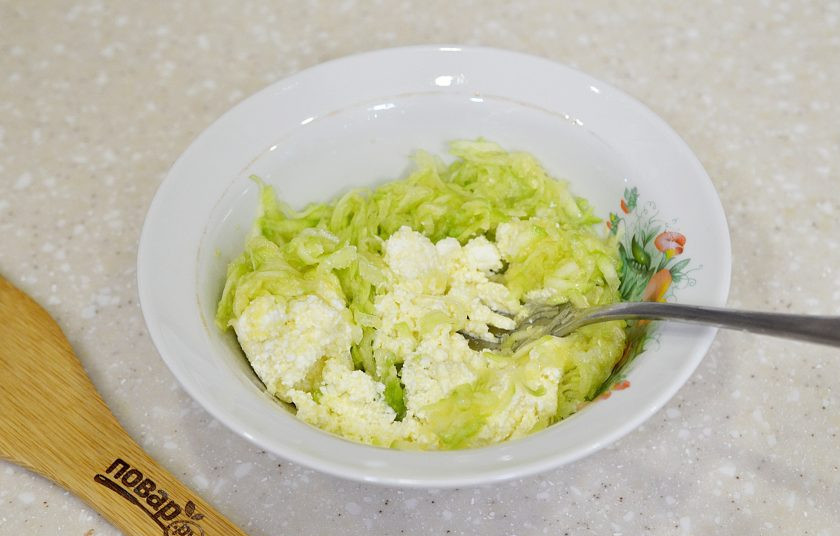 1. Этап. Сырники из кабачков: 5. Добавьте к творогу кабачок и муку. Перемешайте.