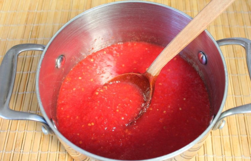 1. Этап. Жареные баклажаны в томатном соусе на зиму: Томат с перцем выливаем в кастрюлю.