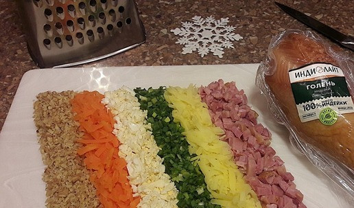 1. Этап. Новогодний салат с варено копченой индейкой: Морковь, яйца и картофель потереть на крупной терке. Орехи и лук - порубить ножом