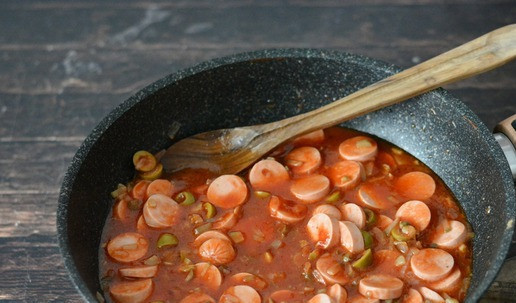 1. Этап. Горячая закуска из сосисок Солянка: Влейте маринад от оливок, разведите соус водой до желаемой густоты. Доведите до вкуса, добавив соль, сахар, перец и любые специи на своё усмотрение. Прокипятите сосиски в соусе буквально пару минут и вуаля! Горячая закуска готова!