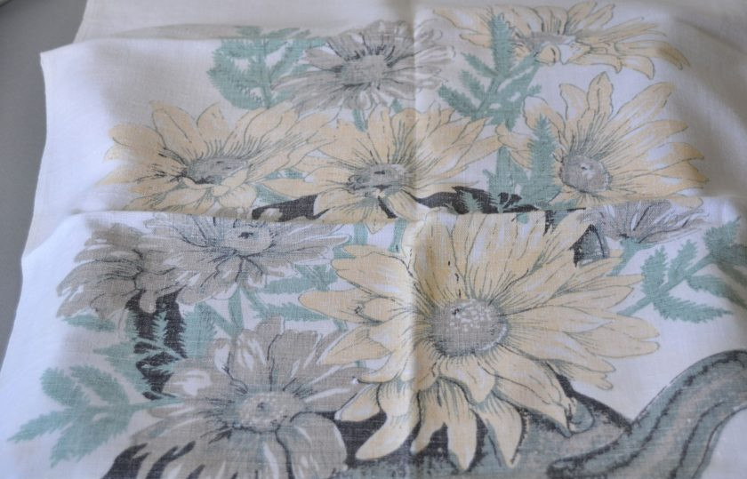 1. Этап. Бисквитный рулет с яблоками: Накройте будущий рулет чистым полотенцем.