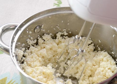 1. Этап. Творожный пирог с клубникой: 2. Дальше нужно взбить творог вместе с ванилью, 200 граммами сахара и яйцами. Эту смесь выкладываем поверх печенья и отправляем запекаться на 30-40 минут при 200 градусах. Должна появится румяная корочка сверху. Как появится - вынимаем.