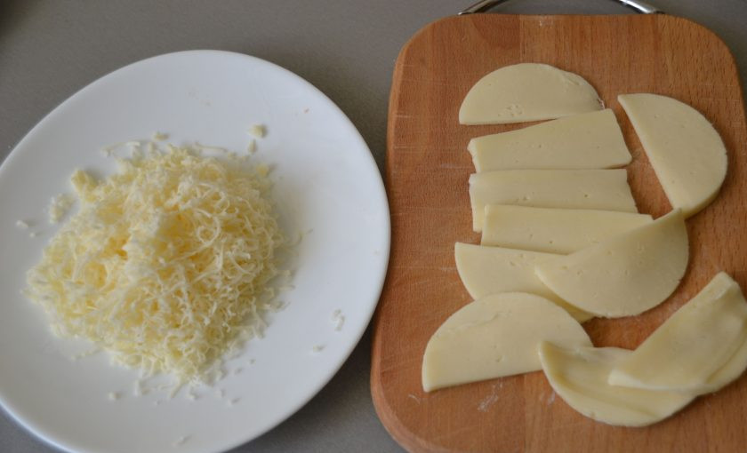 1. Этап. Баклажаны Жар-птица: Две трети сыра нарежьте на ломтики, одну треть натрите на терке.