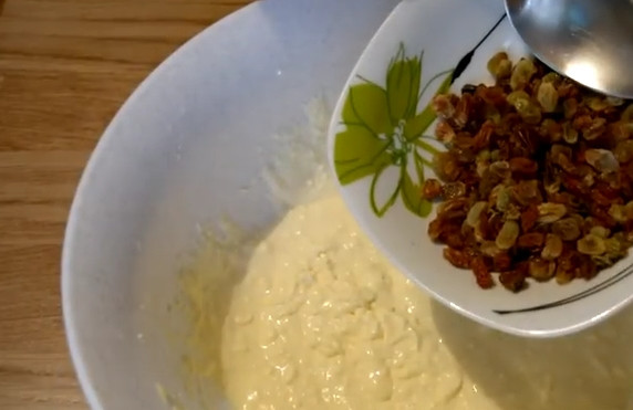 1. Этап. Ажурные блинчики на дрожжах: 6. Замочите изюм в кипятке, слейте воду и добавьте его в творог. Хорошо перемешайте.