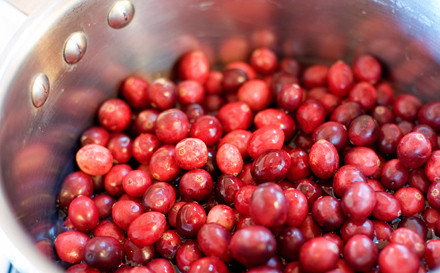 1. Этап. Cвинина в брусничном соусе: 3. Вымойте ягоды как следует под проточной водой. Использовать по рецепту приготовления свинины в брусничном соусе можно как свежие, так и замороженные ягоды. Выложите их в сотейник.