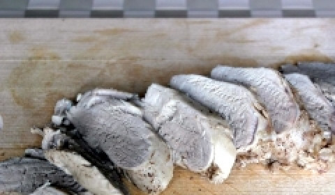 1. Этап. Башкирский бешбармак: Нарежьте ломтиками мясо.