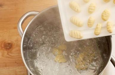 1. Этап. Картофельные кнедлики: И отвариваем кнедлики небольшими партиями. Бросаем в кипящую, слегка подсоленную воду и варим после всплывания минуты 2.