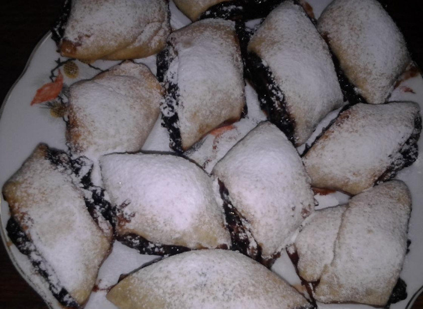 1. Этап. Несдобная выпечка: Готовую несдобную выпечку посыпьте сахарной пудрой, можете подавать её с пылу с жару.