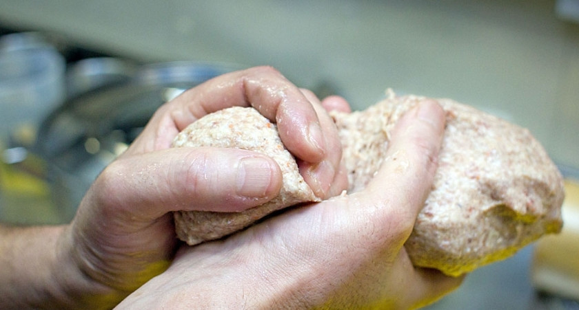 1. Этап. Фарш на шампурах: Достаем фарш. Пока он еще не разморозился, его нужно хорошо вымесить до плотности. Теперь отделяем кусочки по 100-200 грамм.