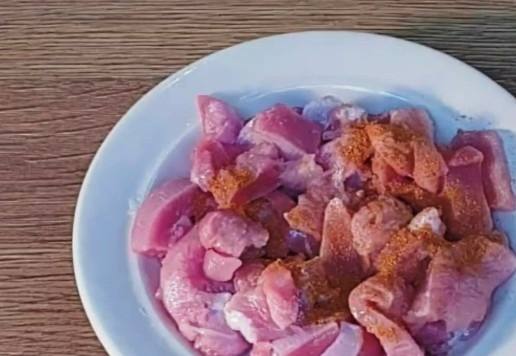 1. Этап. Индейка с грибами на овощной подушке: 2. Подготовим филе индейки. Нарезаем филе индейки маленькими кусочками на один укус. И посыпаем приправой (0,5 ч. л.) и специями (0,5 ч. л.), перемешиваем, накрываем и оставляем в сторону.