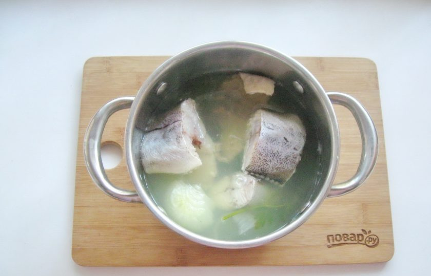 1. Этап. Заливное из минтая: После выложите в кастрюлю нарезанный минтай.