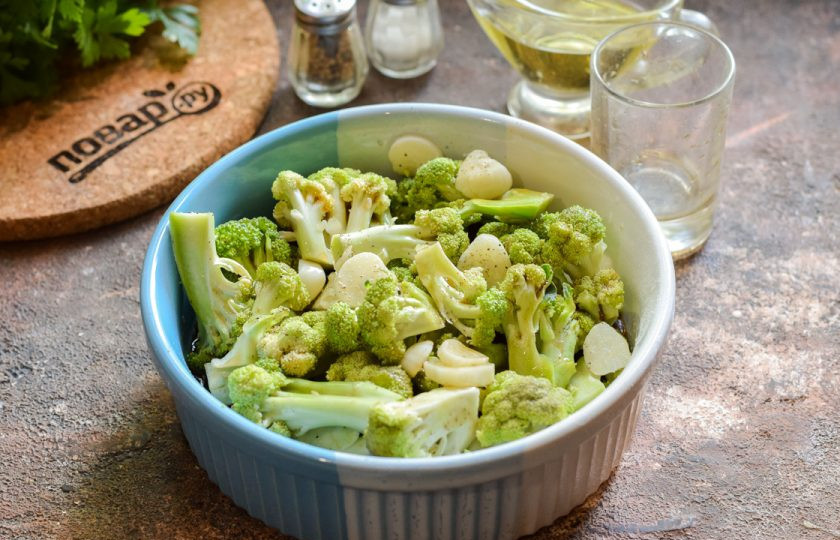 1. Этап. Брокколи с соевым соусом в духовке: Полейте брокколи соевым соусом и растительным маслом. Запекайте в духовке при температуре 180 градусов 25-30 минут. После подавайте брокколи к столу.