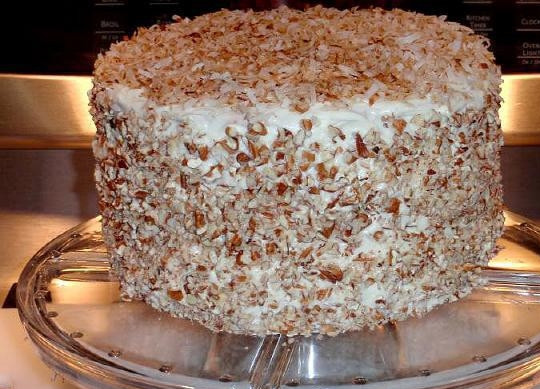 1. Этап. Кремовый торт: Теперь верх и бока торта нужно обсыпать кокосовой стружкой и ореховой крошкой, прижимая их немного к крему. Оставьте торт в холодильнике часов на 6, чтобы он пропитался.