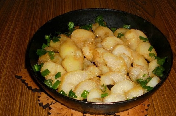 1. Этап. Картофель, запеченный в соевом соусе с чесноком: Запекайте гарнир при 180-190 градусах в духовке в течение 20 минут. Приятного аппетита!