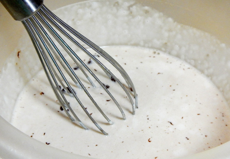 1. Этап. Пирожные Эклер: 8. Оставьте смесь на 5 минут, затем хорошенько перемешайте до получения однородной массы.