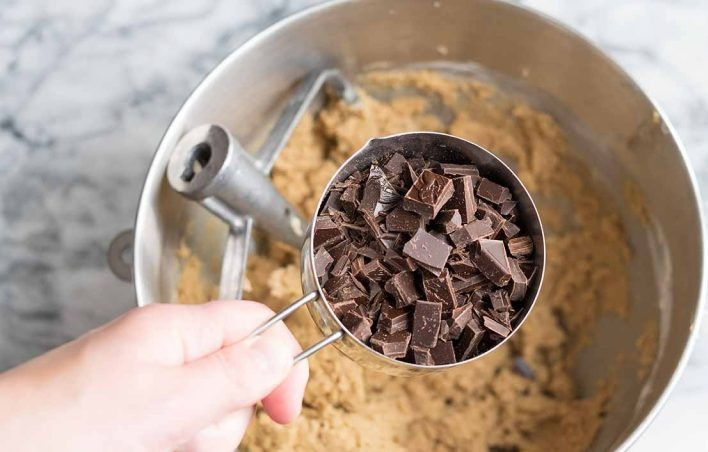 1. Этап. Песочное печенье с шоколадом и маршмеллоу: 9. Разломайте шоколад, если у вас плитка или используйте шоколадную стружку.