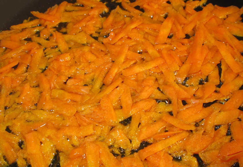 1. Этап. Кабачки на сковороде: Затем обжарьте отдельно тертую морковь до золотистого цвета.