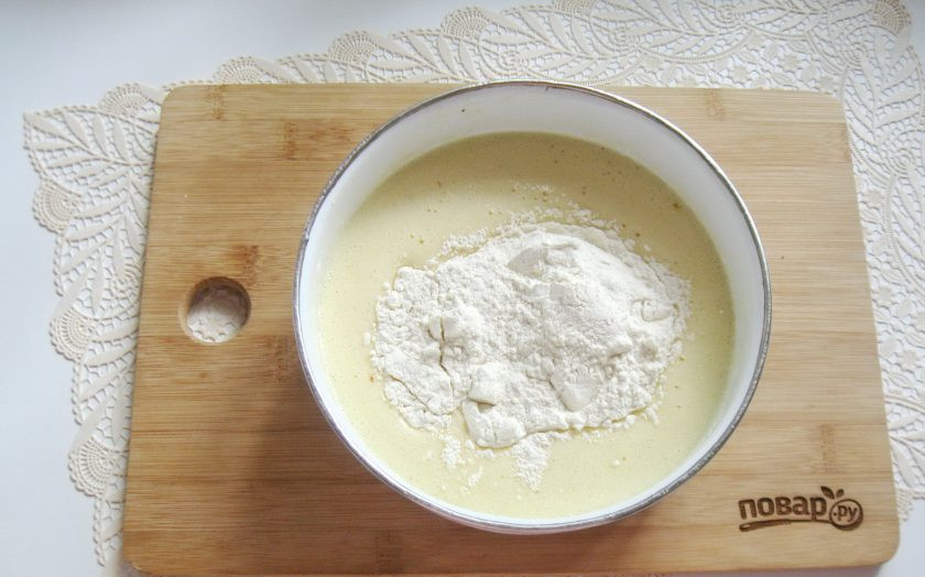 1. Этап. Сметанный торт с медовыми коржами: Постепенно всыпьте муку.