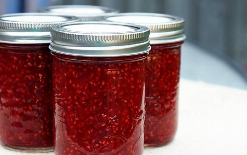 1. Этап. Малиновое варенье: 5. Готовое варенье перелейте в банки, закатайте, затем в течение 10 минут закрытые банки отправьте на водяную баню. На ночь оставьте на полотенце, чтобы варенье остыло. Храните в темном и прохладном месте.