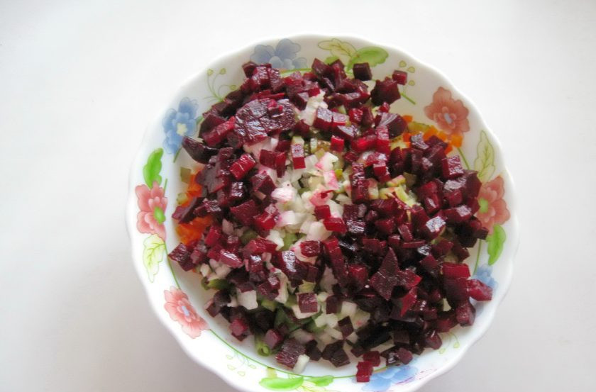 1. Этап. Винегрет с зеленой фасолью: Свеклу сварите в кожуре, охладите и мелко нарежьте. Выложите в салатник.
