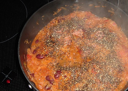 1. Этап. Бигус с фасолью: По истечении времени выкладываем к овощам нарезанные копчености и фасоль (без жидкости), добавляем томатную пасту, солим все и приправляем специями по вкусу. Тушим бигус еще минут 15-20, затем снимаем кастрюльку с огня.