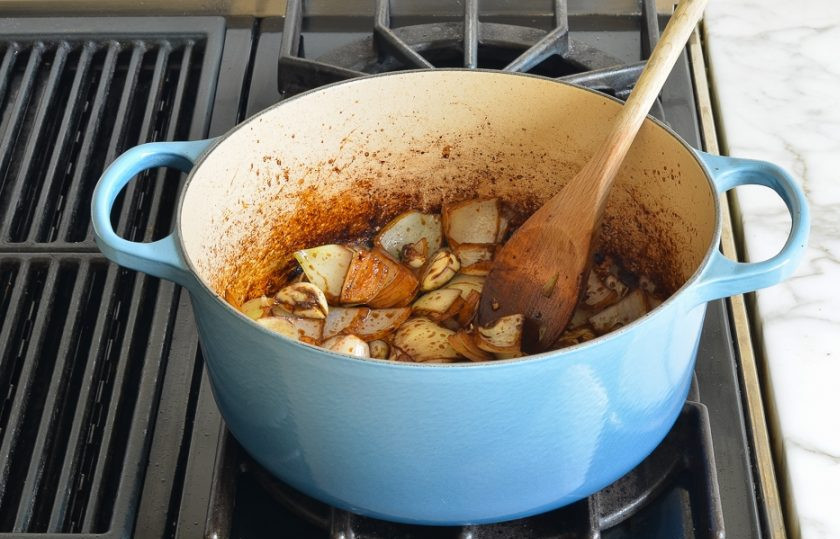 1. Этап. Жаркое из говядины с овощами: 4. Аккуратно достаньте мясо и отложите его пока. Добавьте немного масла и выложите нарезанный крупно лук. Обжарьте на среднем огне пару минут.